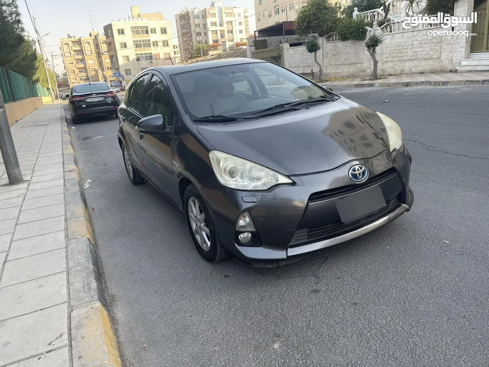 تويوتا بريوس c موديل 2012 بطاريه مركزيه تحت الكفاله