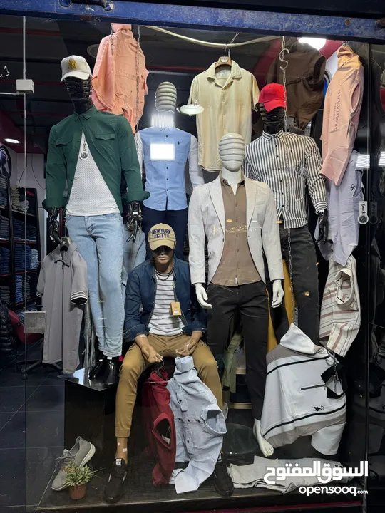 محل البسه واحذيه رجالي مجهز بالكامل للبيع بسعر مغري