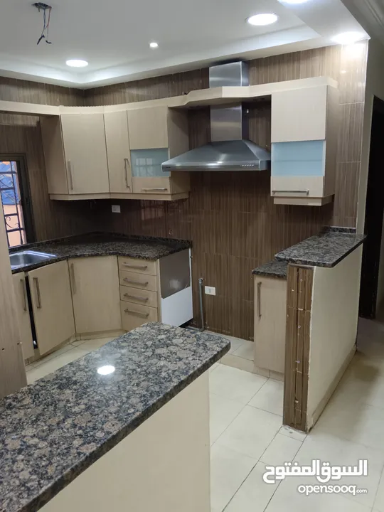 عمارة ثلاث طوابق للبيع في المنارة بسعر لقطة