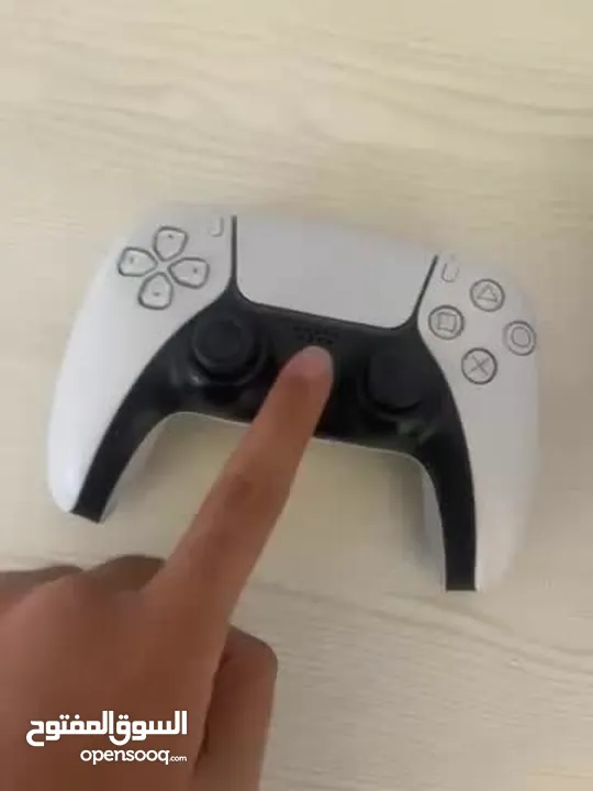 جهاز بليستيشن فايف(ps5) بحالة ممتازة  استخدام خفيف  نسخة الديسك(cd edition)  مع يد.