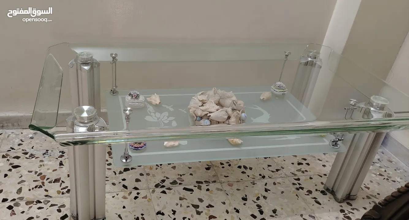 اثاث منزل للبيع خشب اصلي بسعر مناسب لمعرفة سعر الاثاث يرجى ارسال صورة عن القطعة واستفسار عن السعر .
