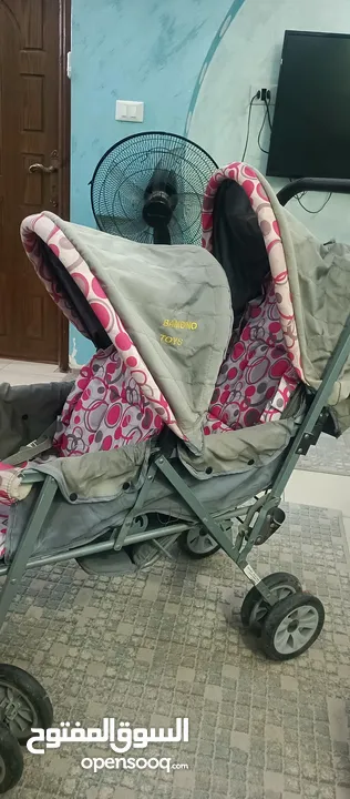 عرباية توئم اطفال بحاله ممتازه استعمال قليل جدا