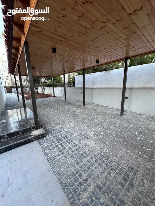 للإيجار في #عبدون (قرب السفاره الأمريكية) .. ڤيلا فخمة جداً .. #فارغه مساحة 850م / 3 طوابق