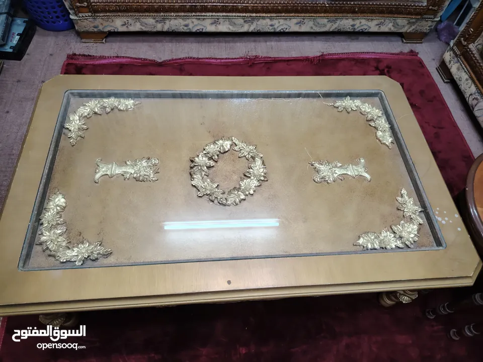 أثاث غرفة جلوس كامل (طقم كنب +طاولة صالون +3 طاولات صغيرة) بحالة جيدة جداً بسعر مغري