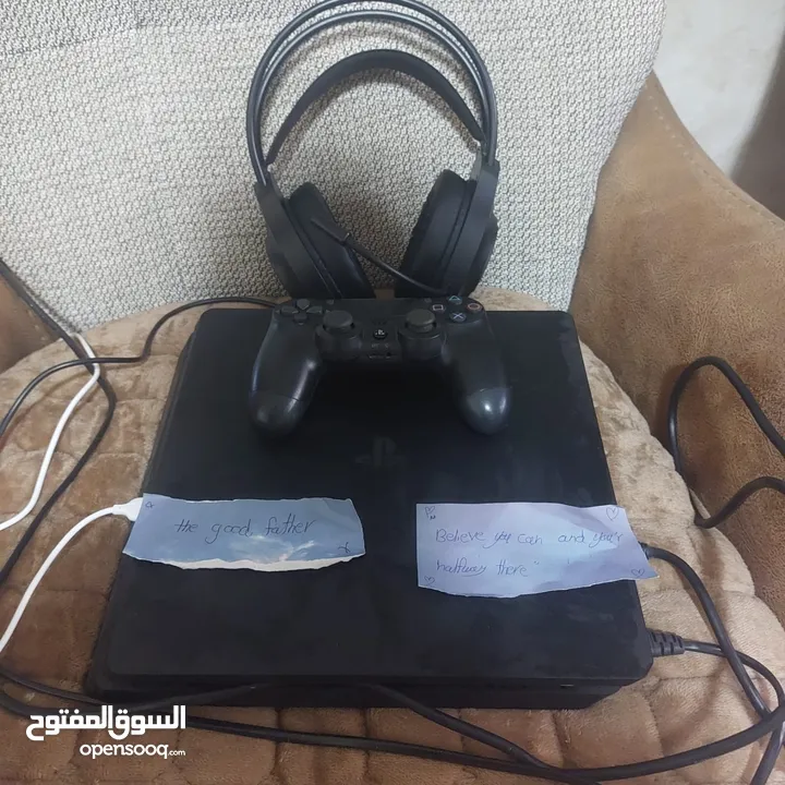 بلاستيشن 4 للبيع وهو بي حاله جديده كثير