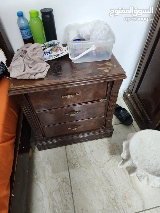 غرفة نوم للبيع مستعمل بحالة جيدة مكونة من سرير مع الفرشة و 2 كومادينة و دسوار بدون خزانة