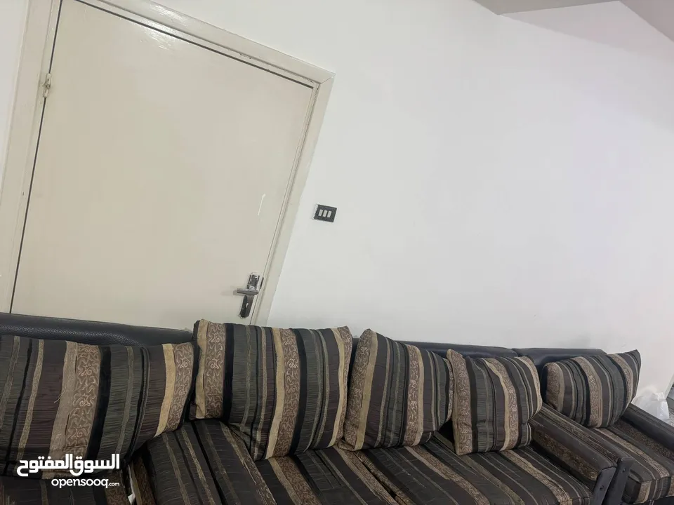 انتريه قعده بحاله جيده جدا موجود بمأدبا السعر  20دينار