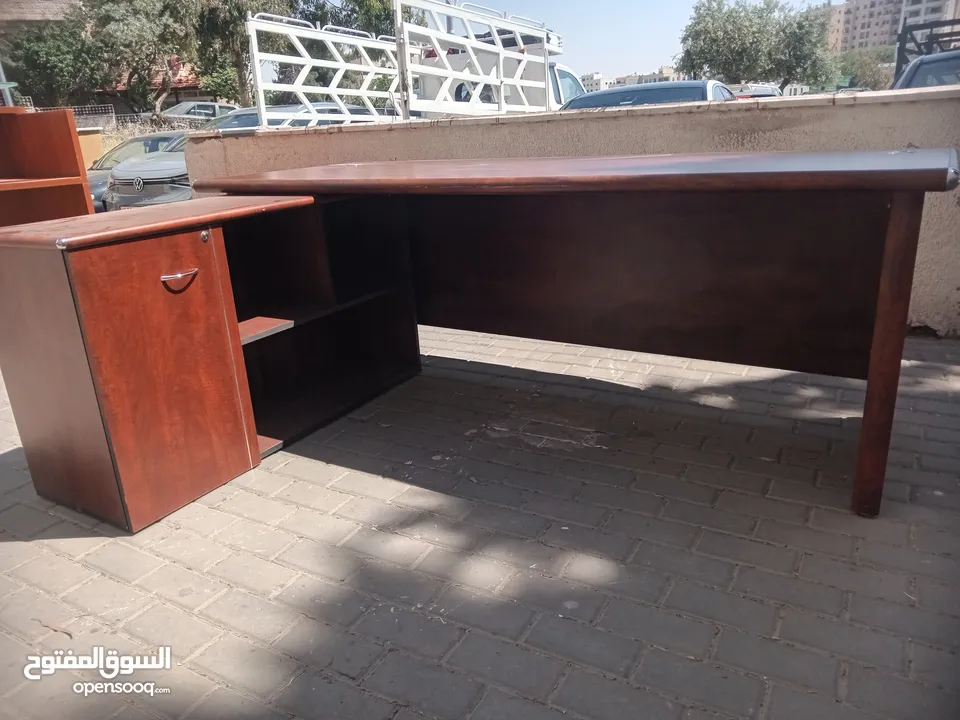 رسبشن كاونتر بحالة ممتازة مع مكتب بحالة ممتازة