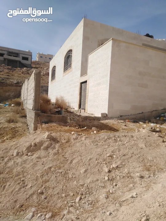 بيت مع أرض للبيع بمنطقة شومر