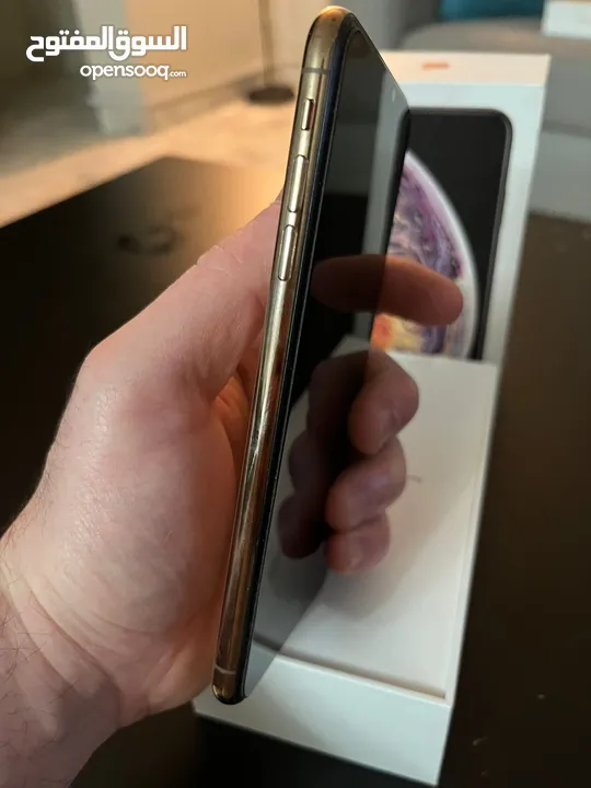 ايفون xs max للبيع بحالة الوكالة مع كرتونتو الاصلية