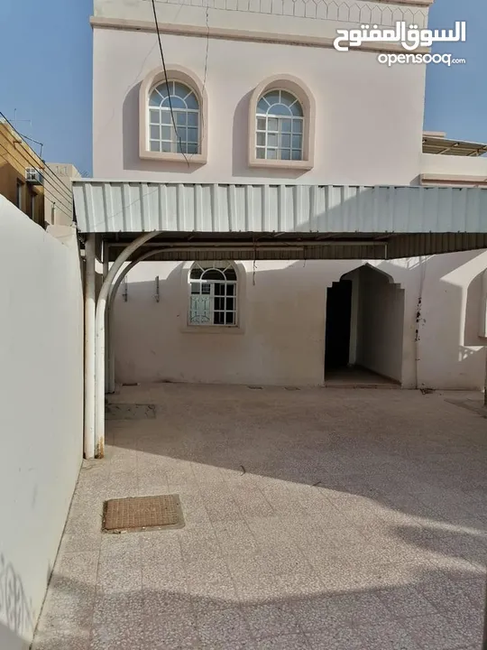 منزل في فنجاء (حلة نطائل)السوق قريب محطة نفط عمان. للبيع .  يتكون المنزل من طابقين وكالتالي:  1-   (