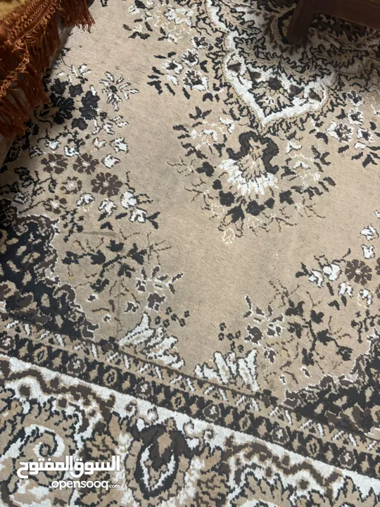 سجادة لون بني وبيج