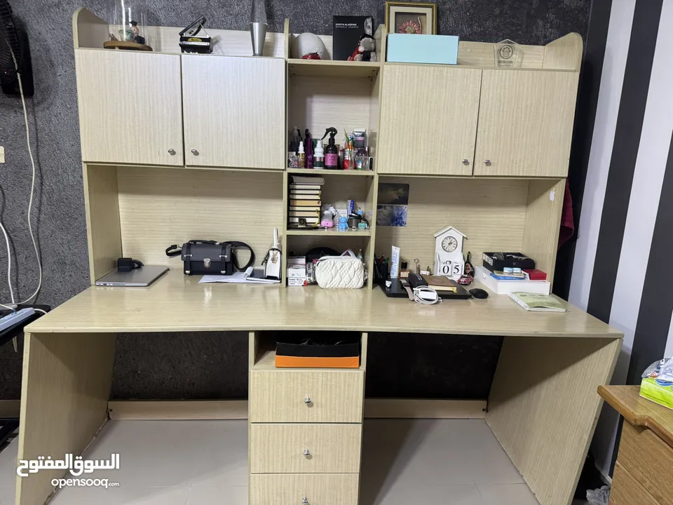 مكتب أثاث مكتبي خشبي مع جوارير وخزاين للمنزل لغرفه نوم او غرفة عمل حجم كبير واجهه كامله للبيع