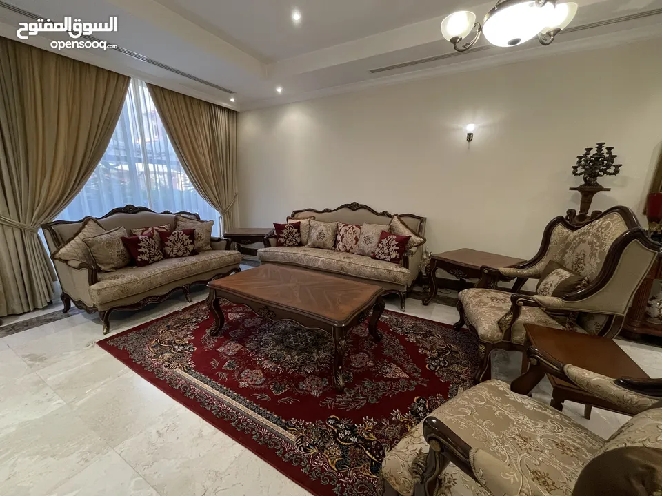 طقم كنب كلاسيكي مع طاولات - Classic Sofa set