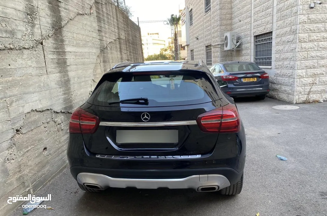 مارسيدس Mercedes Benz gla 200 2018 مع فتحة بانوراما