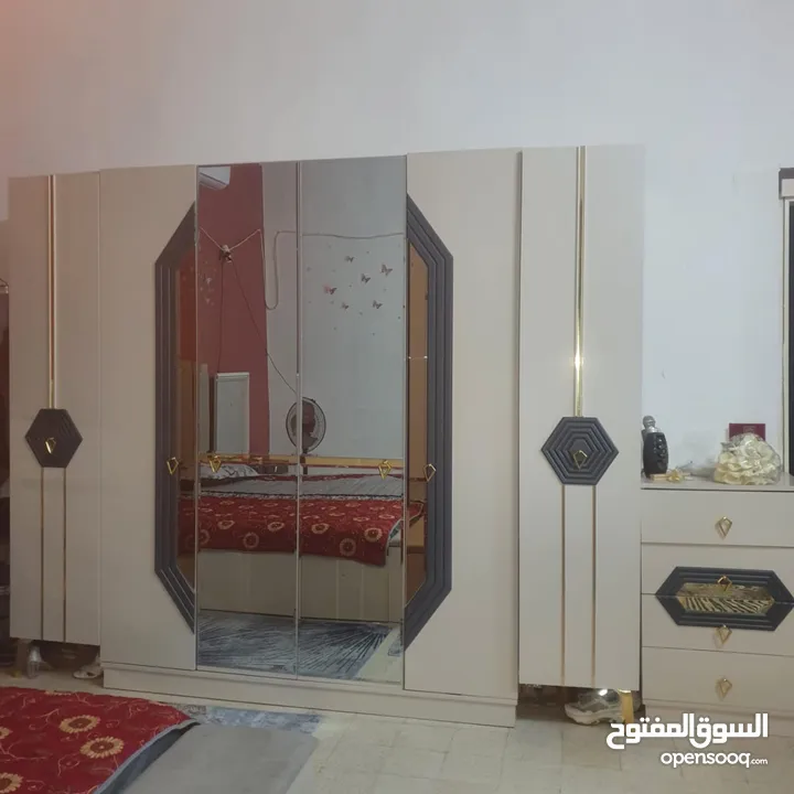 غرفة نوم وغرفه ضيوف وثلاجة ومزنون ومرايه وبولير ودربزين درج شاحطين يمين شمال