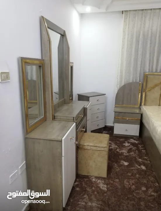 أثاث نظيف ( غرفة نوم ، غرفة جلوس ، غرفة ضيوف مع سفره ) شبه جديد