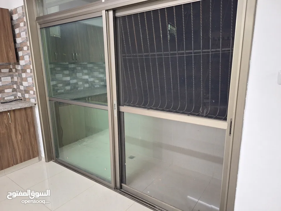 شقة تشطيب جديد للايجار للعرسان وضعها ممتاز طابق ثالث في ام الشرايط