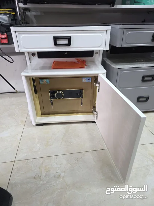 الكوميدينا الذكية مع الخزنة تصميم عصري  وظائف ذكية  أمان عالي مصنوعة من أجود أنواع الخشب سماعات عالي