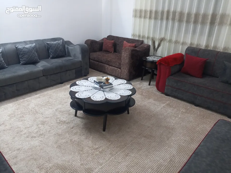 طقمين كنب مع طاوله