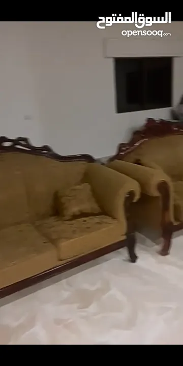 طقم   كنبيات   للبيع    بحال     الوكالة ---—--------------------------------- طقم   كنبيات   للبيع