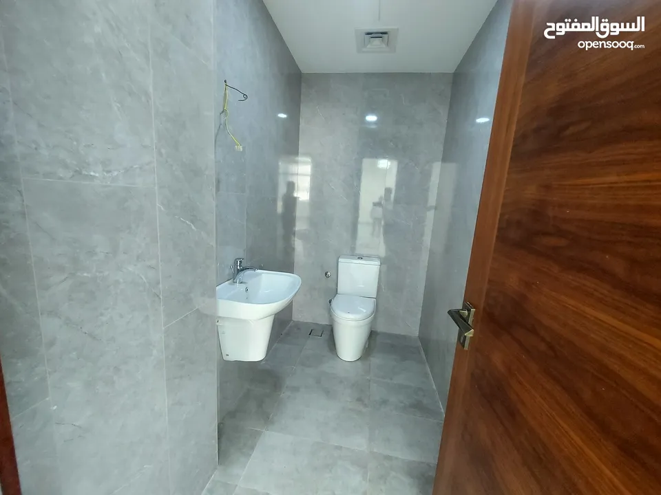 Showroom Space 130 Sqm for rent in Ghubrah REF:828R