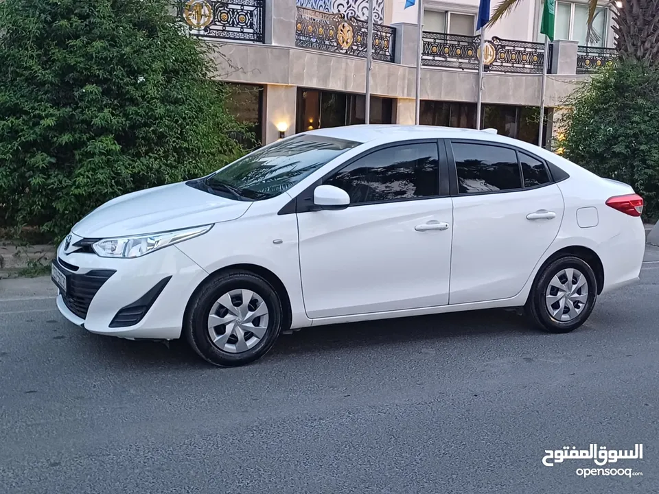 تويوتا يارس 2019   ماتور 1500cc بسعر 11500 دينار  الشكل الجديد فحص كامل 7 جيد بدون ملاحظات او قصعات