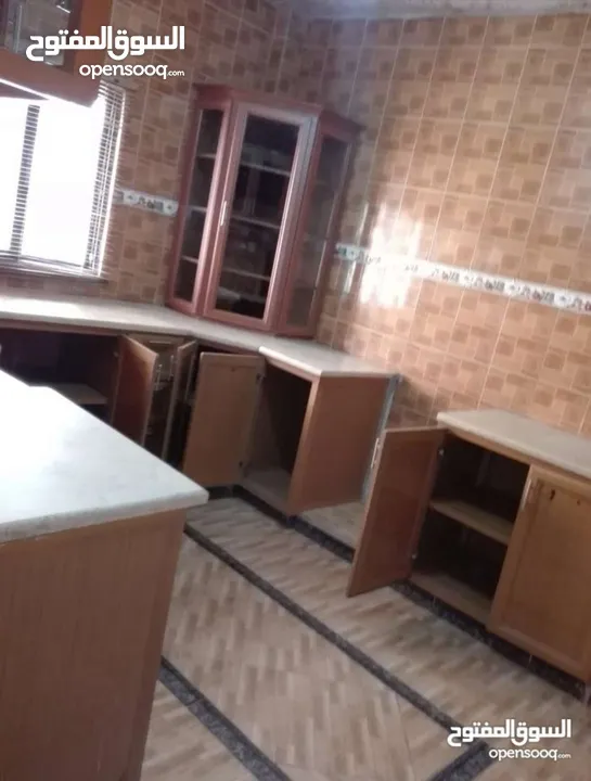 عمارة للبيع مكونة من ثلاث طوابق وتسوية  + بيت مستقل