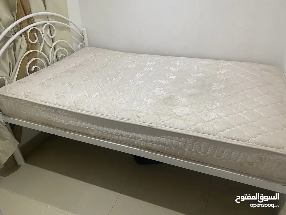 سرير حديد عرض 120  cm + مرتبة بحالة ممتازة