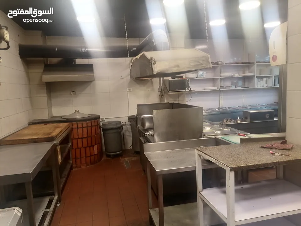 مطعم جاهز بمعداته للضمان بموقع حيوي في منطقة الجبيهة لعدم التفرغ لإدارة المطعم