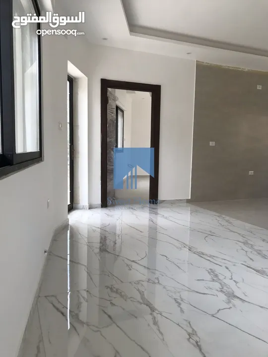 شقة أرضية فاخرة للبيع في الجندويل  - مقابل أسواق السلام 130م مع ترس 30م لم تسكن