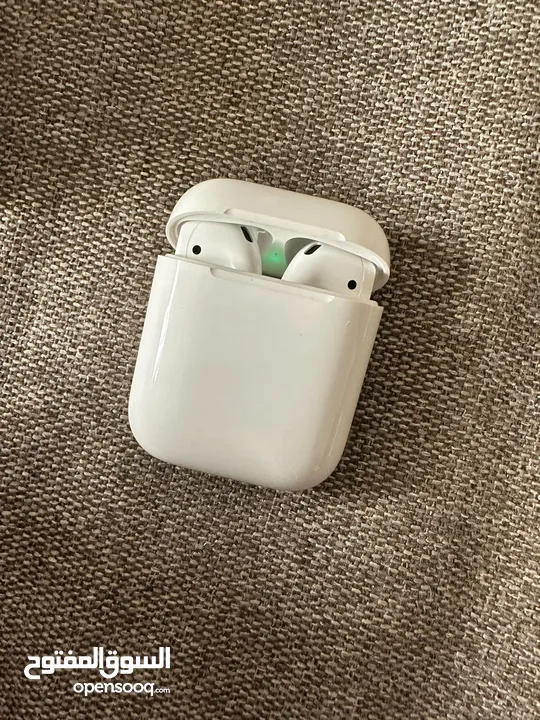 سماعات Airpods 2 مستخدمه بحاله الوكالة مع كرتونتها وشاحنها