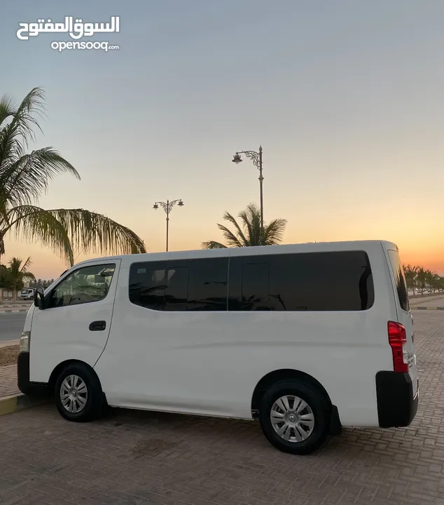 باص 15 راكب مع مرشد سياحي عماني لتوصيل محافظة ظفار