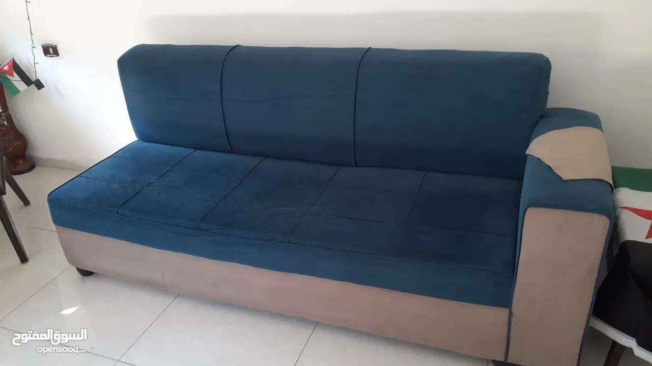 غرفة ضيوف مع 3 طاولات طقم كامل