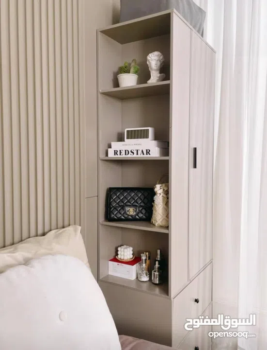 خزانة ملابس أنيقة بتصميم عملي – استغلال مثالي للمساحة