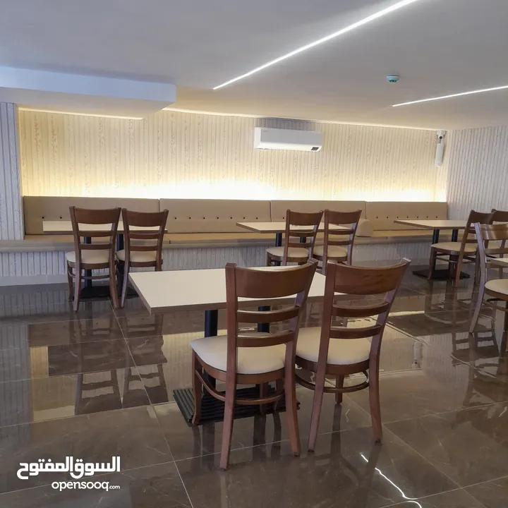 مطعم للبيع بمنطقة مرج الحمام شارع رئيسي مكون من طابقين بديكورات حديثه  وموقع مميز مرخص جاهز لتسليم