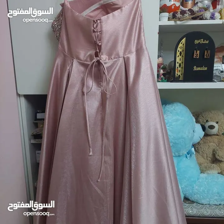 فستان لون سومو للبيع لبسة مرة واحدة ع التخرج فخم و جميل محجر من الامام وباكلس ومن الخلف لديه رباطات