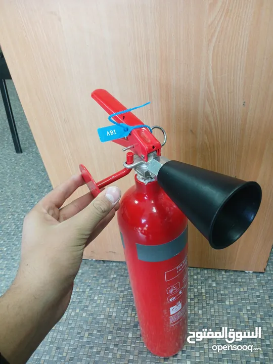 أمانك يبدأ بلحظة... وأنقذك في ثانية!  طفاية CO2 – 2kg: درع الحماية لعائلتك ومنزلك.