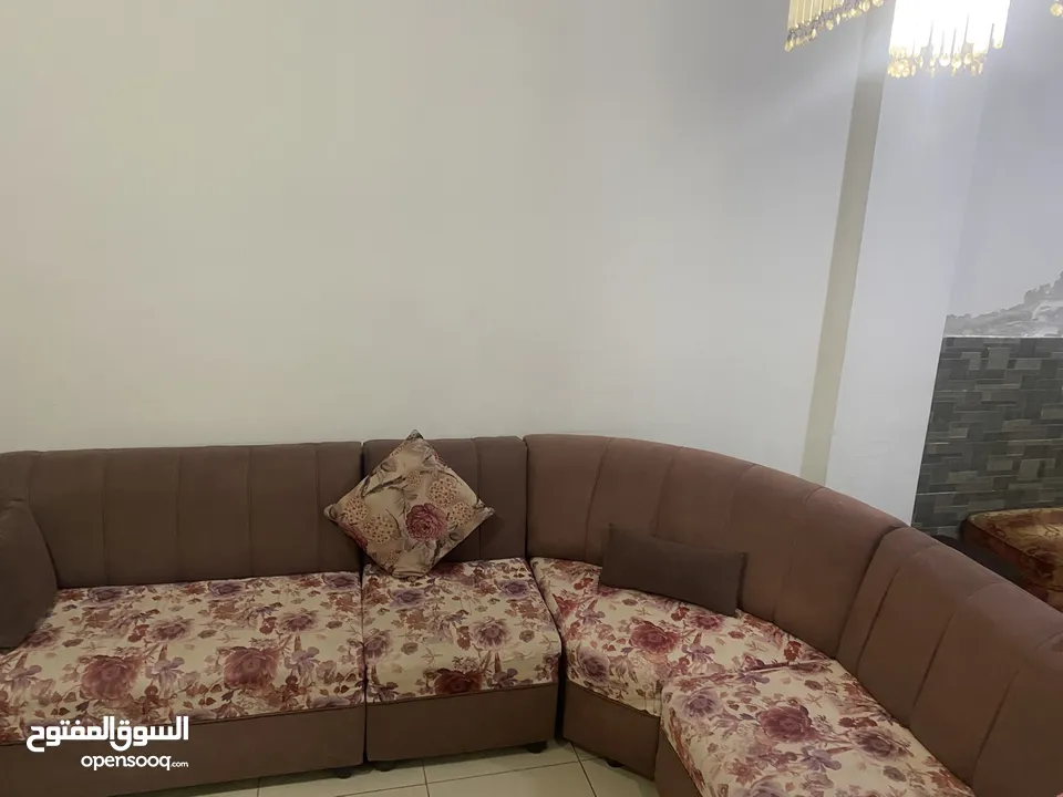 كنب زاوية مع كراسي ملكية للبيع بحالة ممتازة