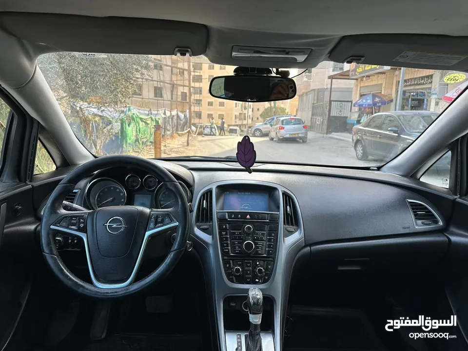 اوبل استرا تيربو سيدان السيارة بحالة ممتازة و قوية