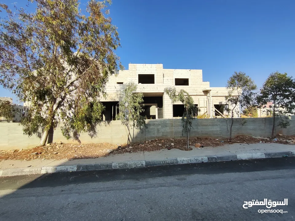 قطعه أرض عليها فيلا عظم للبيع في سطح مرحبا