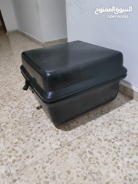 صندوق دلفري 200 ش مستعمل بحالة ممتازه مع قاعده حديد لحمايته من الأوزان الثقيله، الاتصال واتس اب فقط