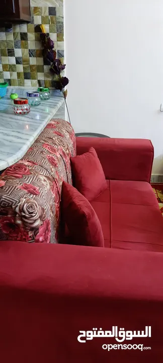 كنب كورنر صالون مخمل خمري وسجاده وطرابزتين وطاولة ويط وطاولة شاشه