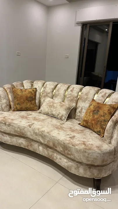 طقم كنب مستعمل بحال جديد مع طاولات
