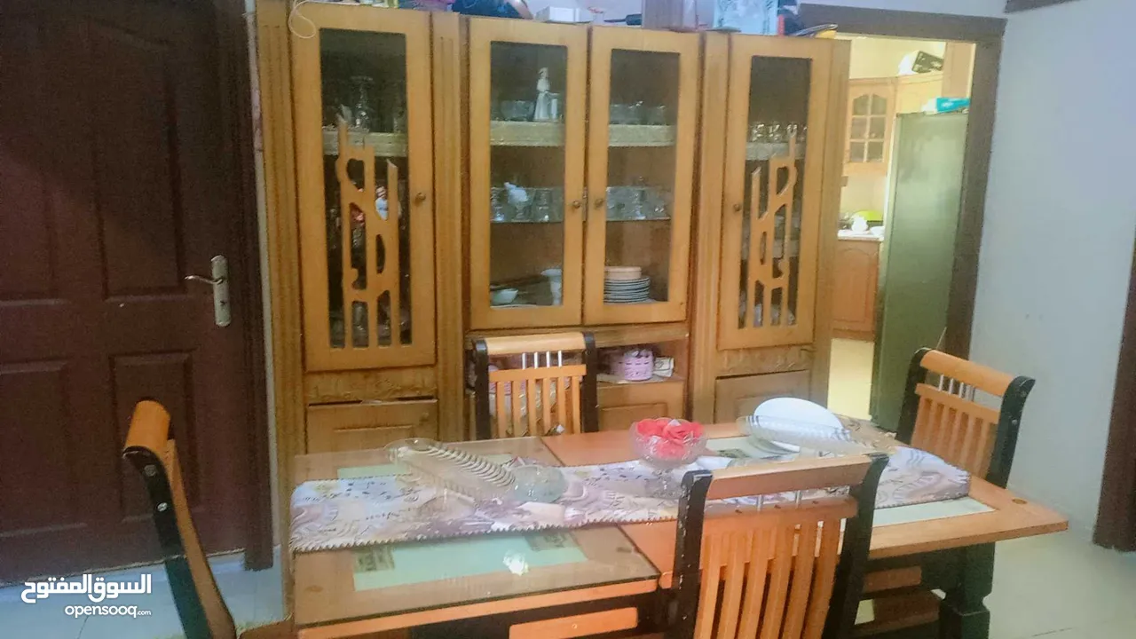طقم كنب مستعمل بحالة جيدة 9 مقاعد و طاولة السفرة مع 4 كراسي