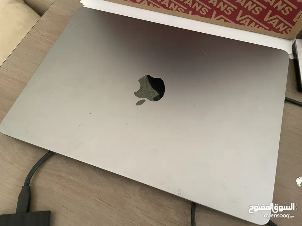 ماك بوك اير 2022 m2 حالة ممتازة MacBook Air very good condition with box and original charger