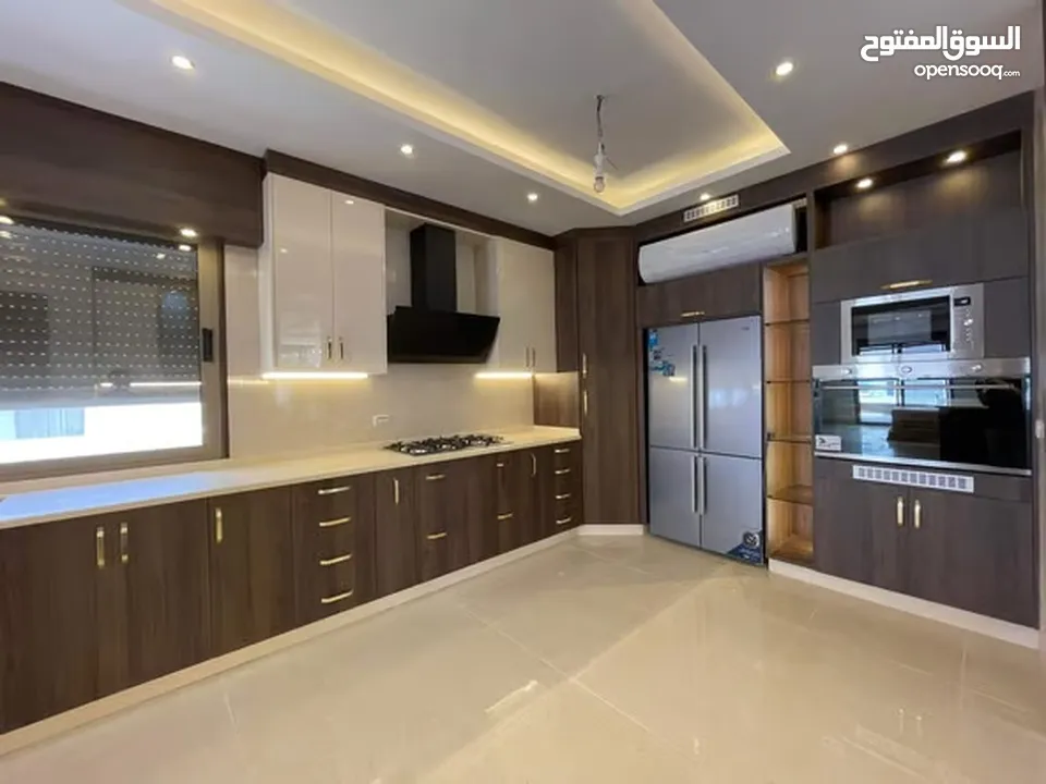 شقة طابقية (سكن خاص) للبيع بإطلالة (بانارومية) وجميلة جداً على السيتي مول وحدائق الحسين وقرب مكة مول
