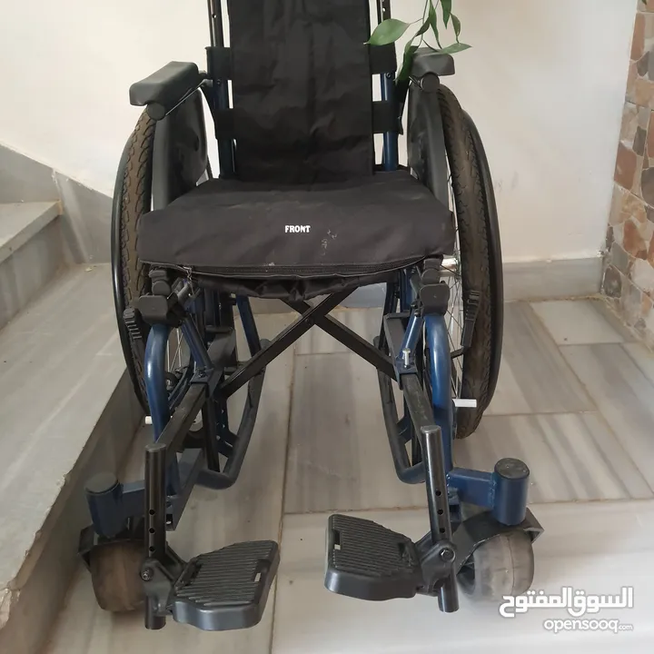 كرسي متحرك اطفال شبه جديد حديد والمنيوم ثقيل قياس ستاندر مع كامل عدته 60 شامل التوصيل عمان والزرقاء