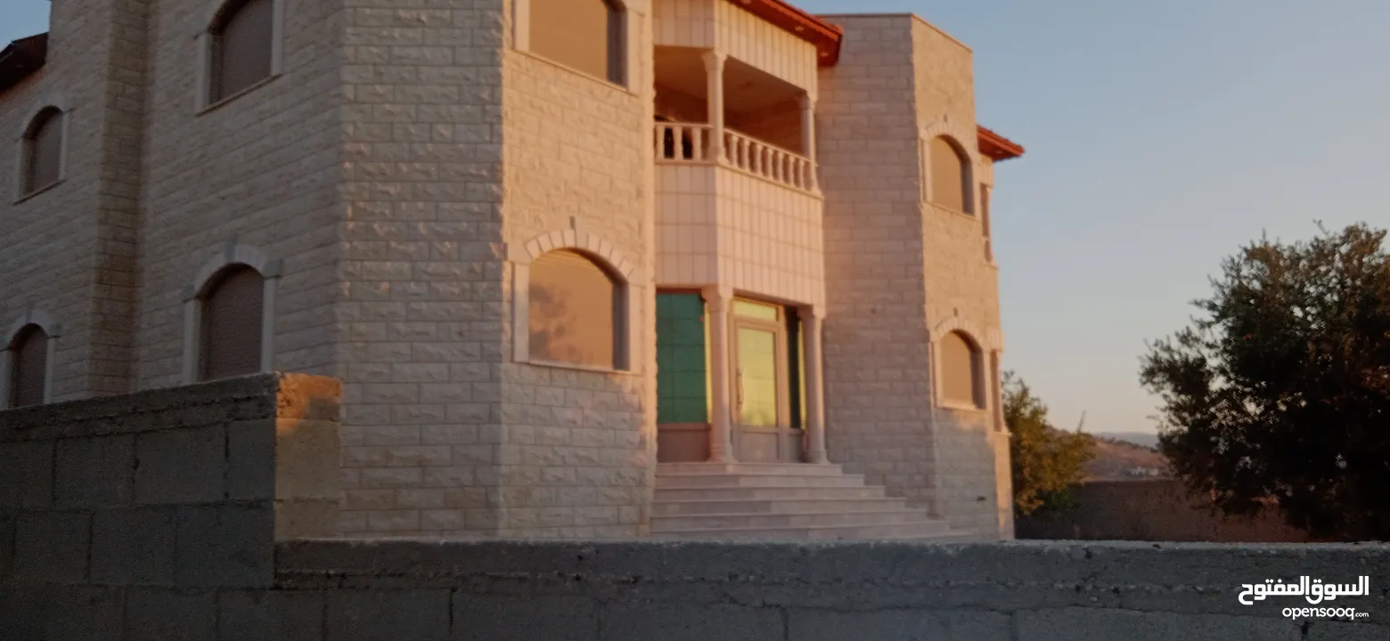 فيلا مميزة حجر اربع جهات في الباذان للبيع