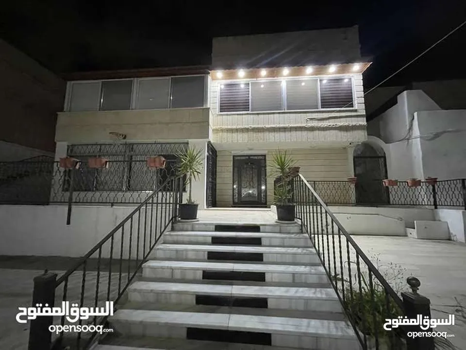 بيت مستقل - طابقين - مجدد بالكامل - ايدون